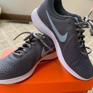 Brand new women’s Nike revolution 4 wide